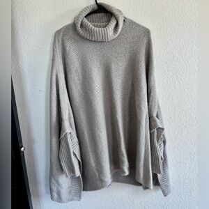 Romeo & Juliet Couture Light Gray Oversized Sweater S/M